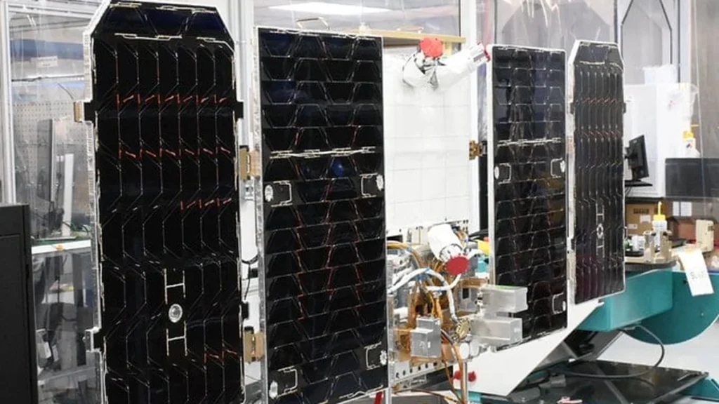 Satélite orbital en el espacio Google satélite con IA captando energía solar