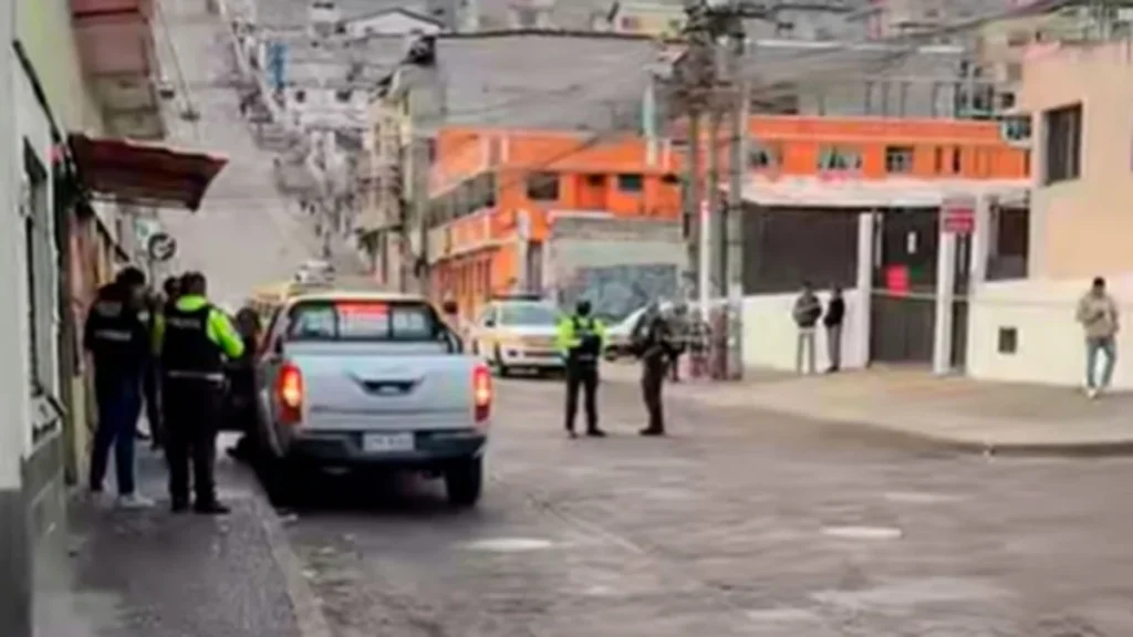 Zona exterior del centro comercial El Recreo tras la balacera en el sur de Quito