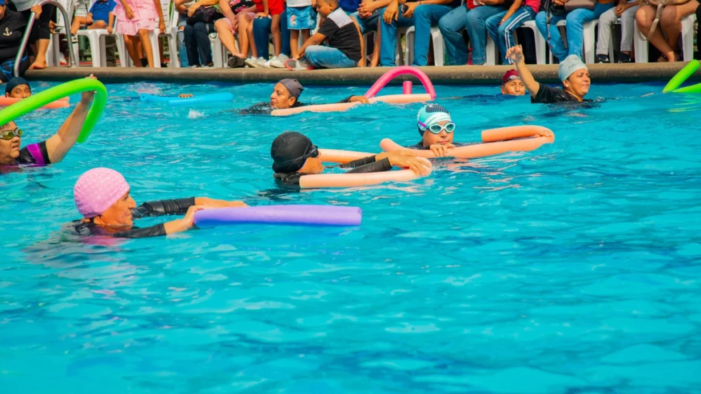 Beneficiarios del curso de natación comunitaria en las piscinas de ZUMAR Guayaquil