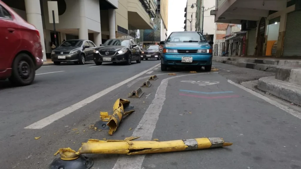 Bastones viales destruidos en un tramo de ciclovía de la calle Junín, en el centro de Guayaquil
