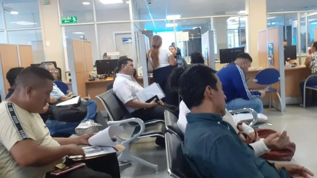 Usuarios en ventanillas de reclamos de CNEL EP en Guayaquil