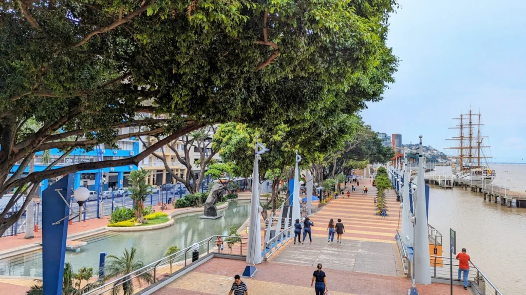 Río Guayas y malecón de Guayaquil bajo monitoreo de mareas
