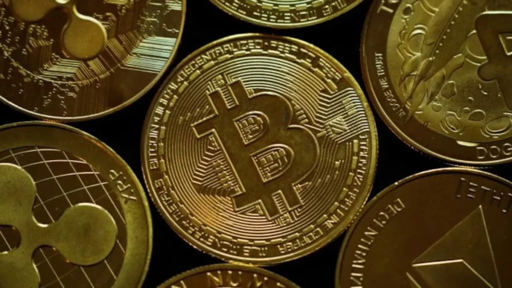 Pantalla con candado digital y logotipos de criptomonedas tras ciberataque a Bitget
