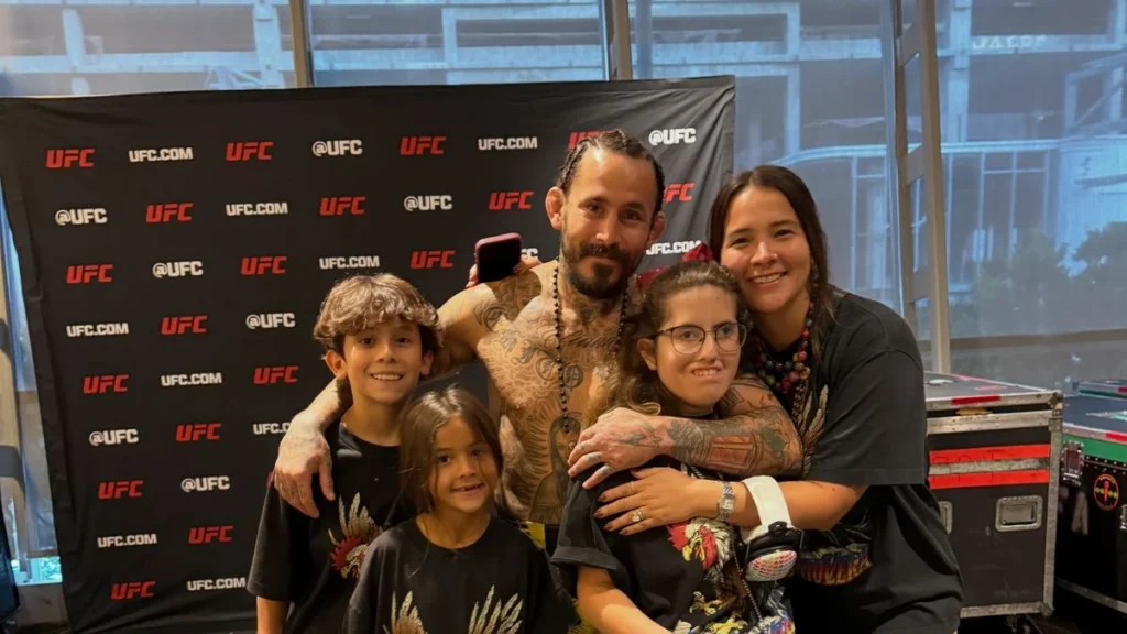 El hijo de Chito Vera junto a su padre en el octágono de la UFC