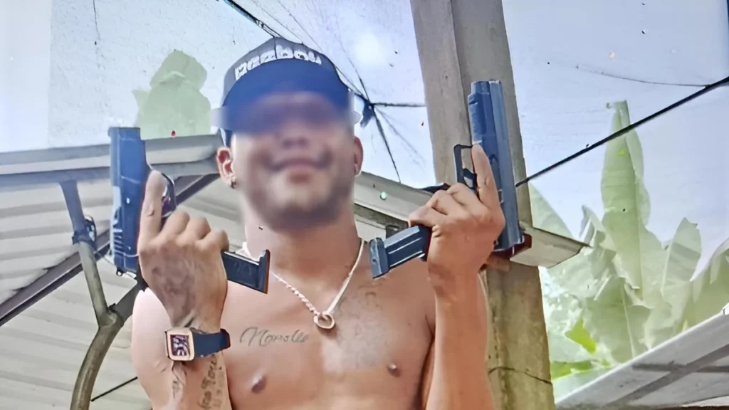 Agentes policiales custodian zona de fosas clandestinas vinculadas a alias Muerte en Naranjal