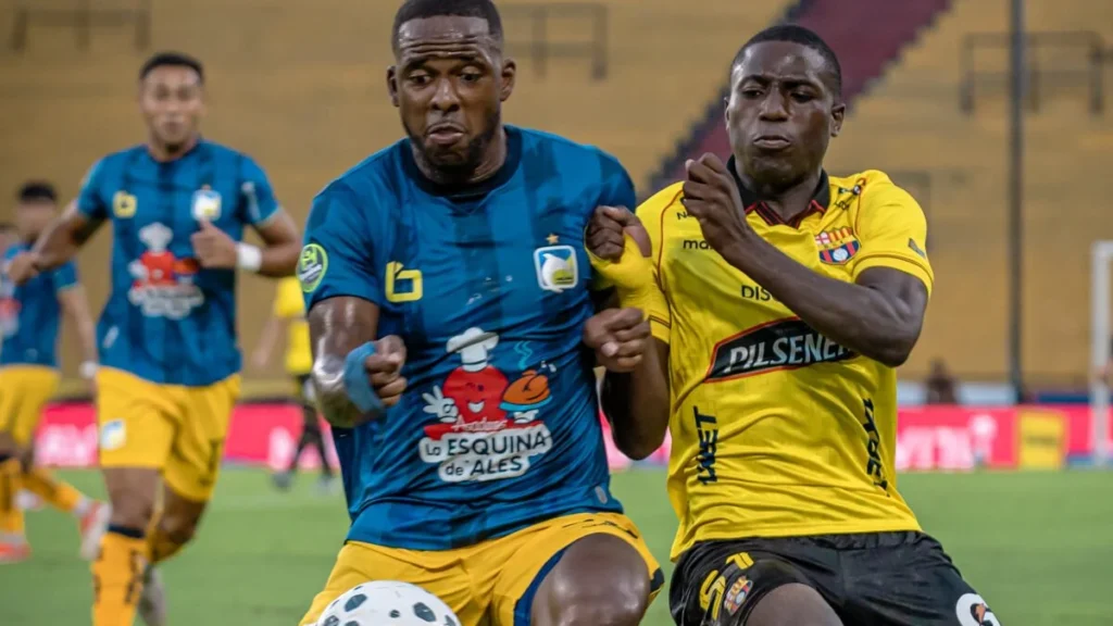 Estadio de fútbol ecuatoriano durante un partido de LigaPro