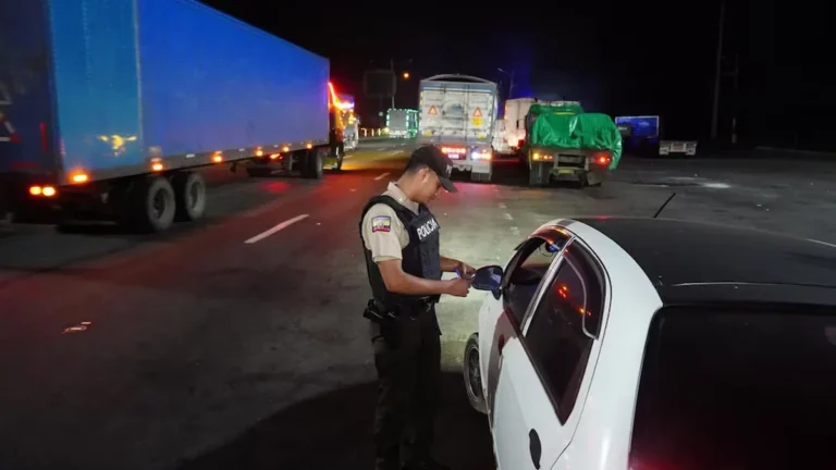 Controles de seguridad y patrullajes policiales durante el toque de queda en Guayaquil