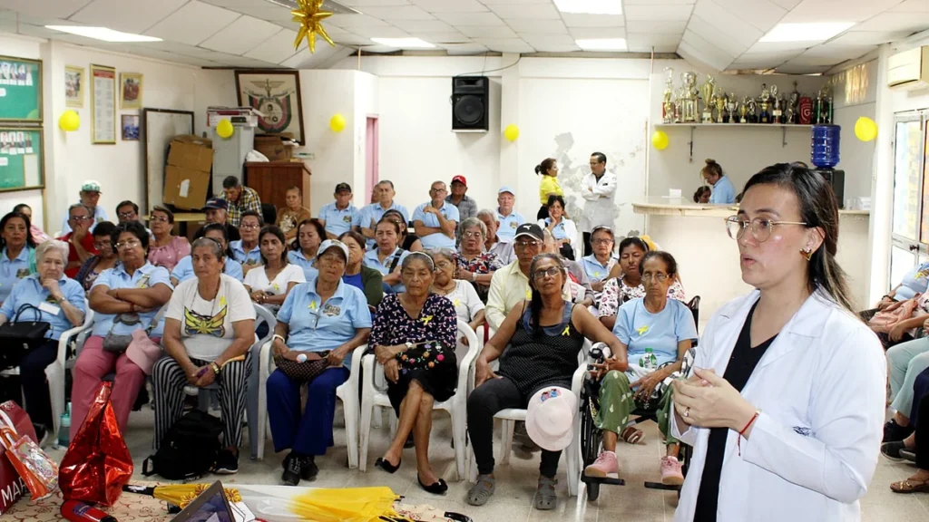 Pacientes en Hospital Teófilo Dávila adultos mayores en taller de salud mental