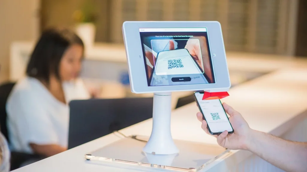 Recepción de un hotel con check-in digital y personal de atención