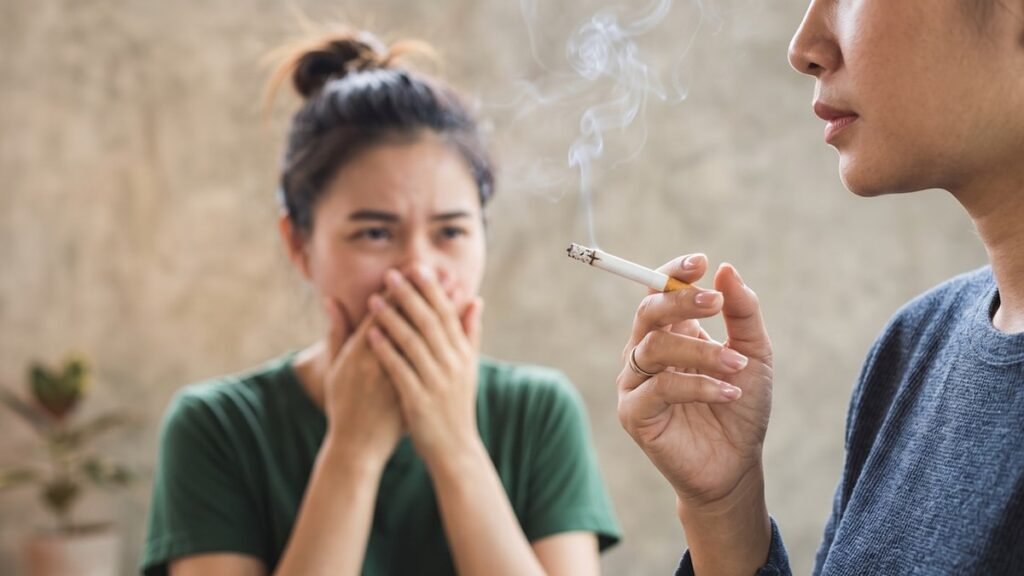 Cigarrillo encendido y humo afectando espacios públicos