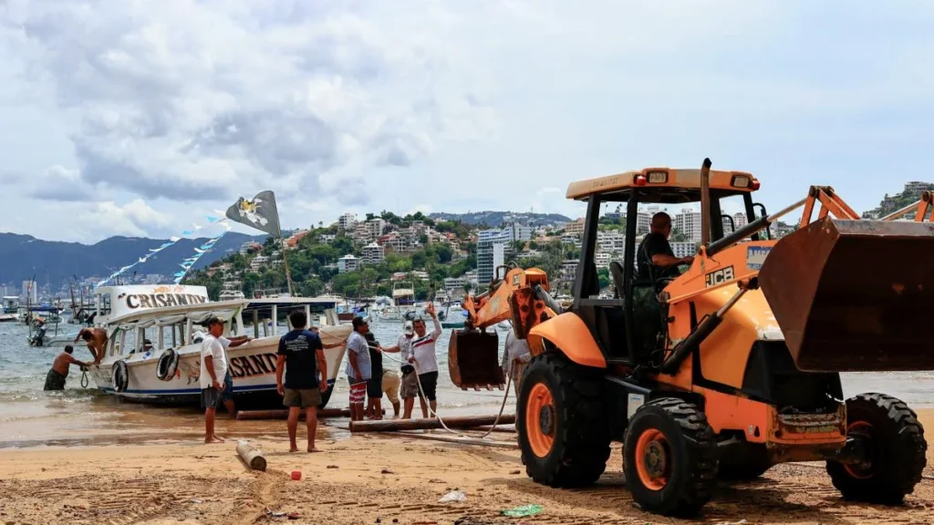 Pescadores aseguran lanchas en Acapulco ante el huracán Polo