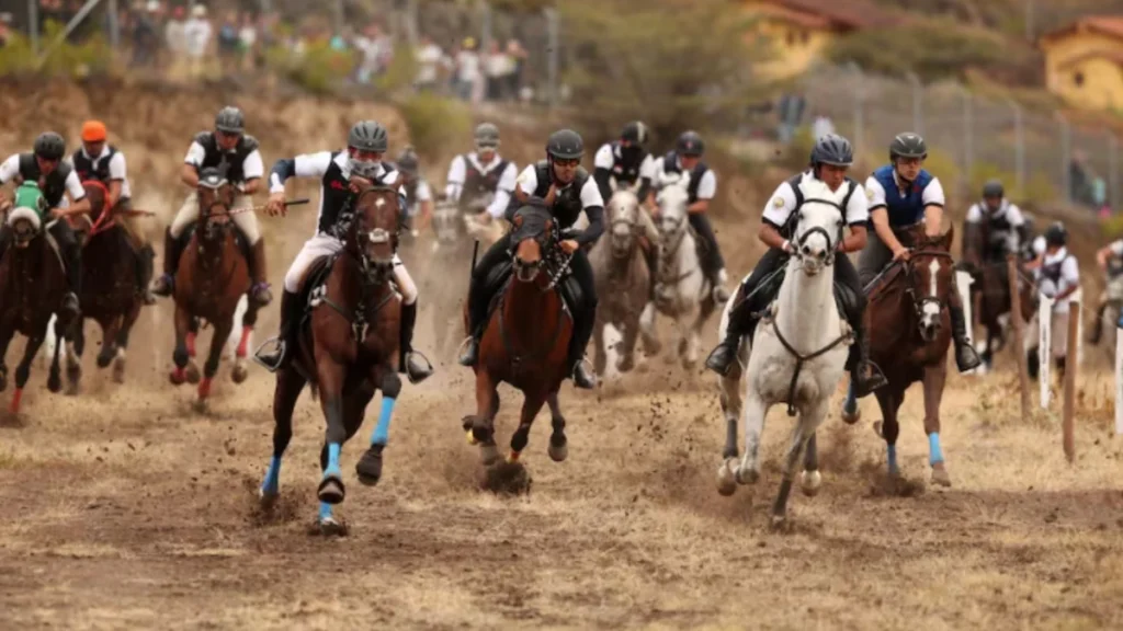 Jinetes y caballos en la pista ecuestre durante la Caceria del Zorro en Ibarra