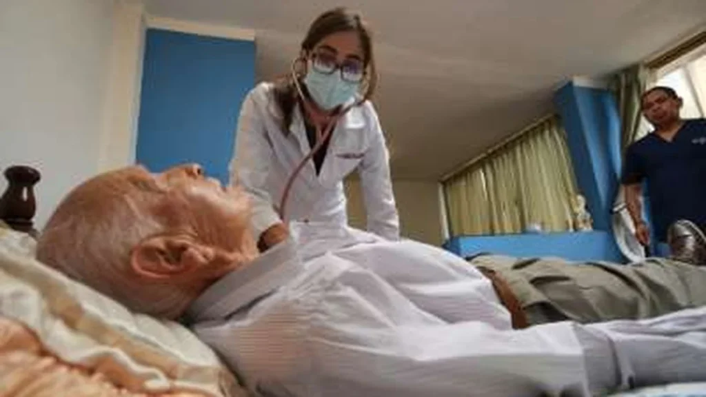 Personal médico del IESS realizando una visita domiciliaria a un paciente