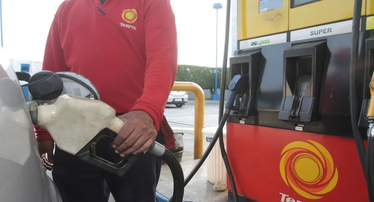 Vehículo particular reabasteciendo combustible en una estación de servicio tras el ajuste en el precio de gasolina.