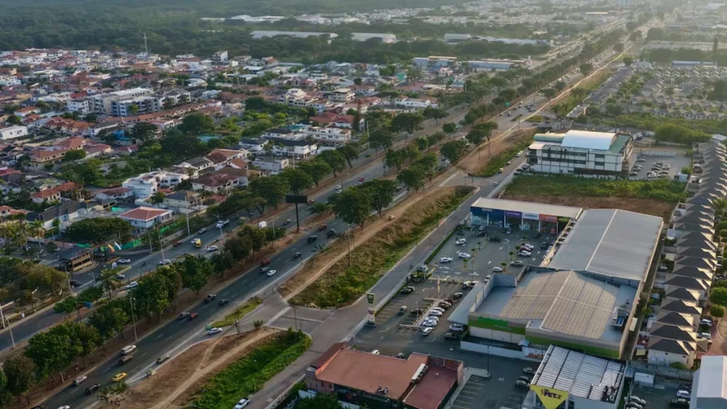 Termómetro ambiental y cielo nublado con sol intenso en Guayaquil