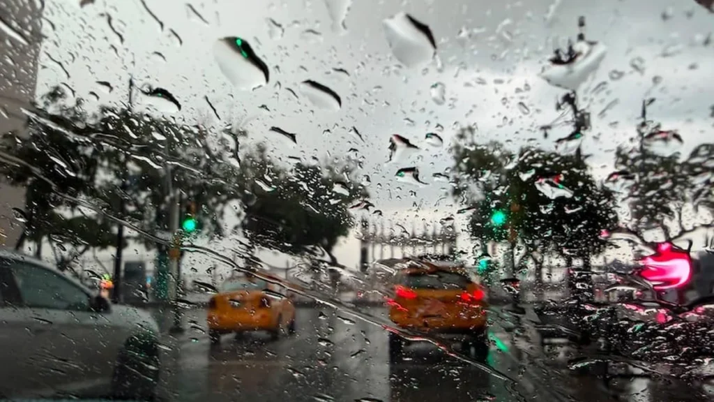 Cielo nublado con precipitaciones sobre una avenida urbana en Ecuador