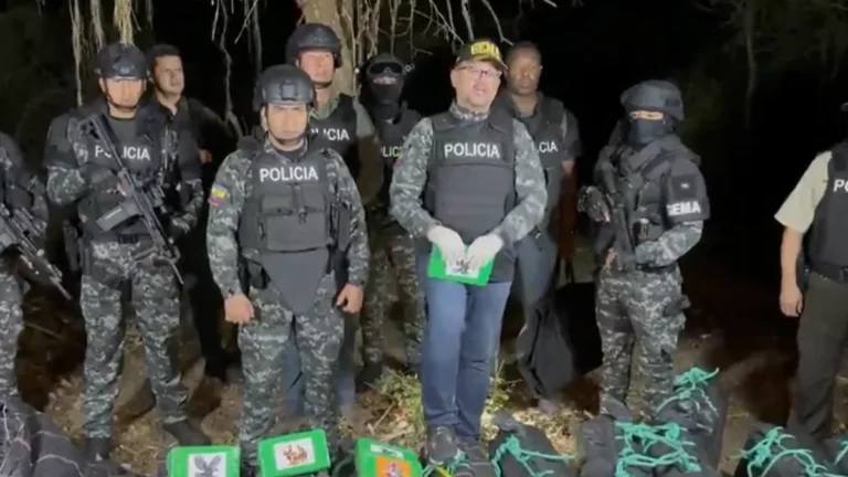 Incautación de casi tres toneladas de droga en bultos de yute en Manabí Ecuador