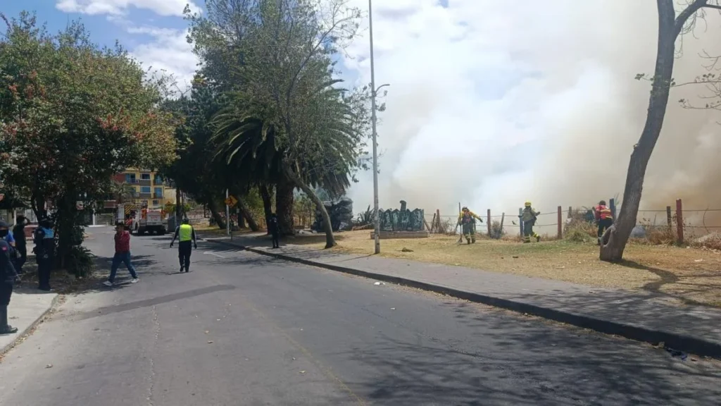 Incendio en el sector de Villaflora obliga a cerrar una vía en el sur de Quito
