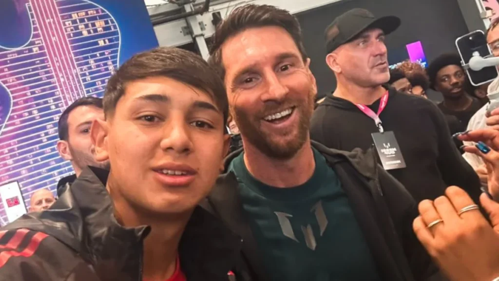 Lionel Messi y trofeo del torneo juvenil internacional de fútbol formativo