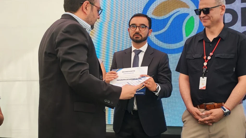 Entrega de galardón a Indurama durante la ceremonia de los Reconocimientos Ozono Ecuador 2026