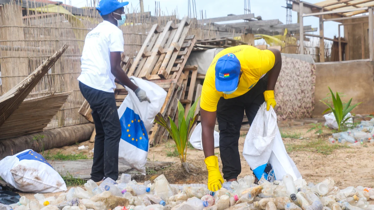 Voluntarios recogiendo desechos plásticos durante una jornada de limpieza de playa