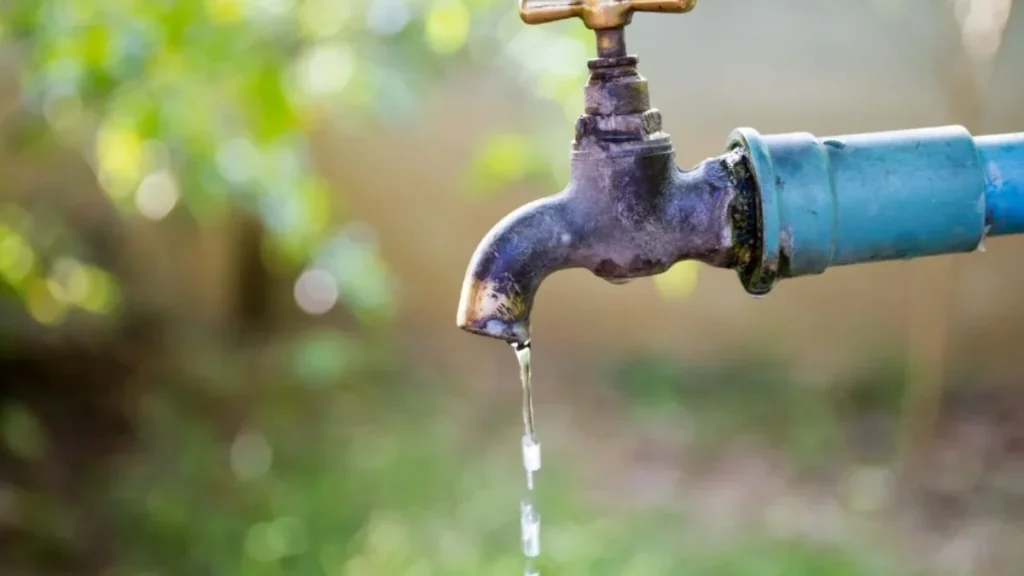 Trabajos de Interagua en la red de agua potable de Vía a la Costa, Guayaquil