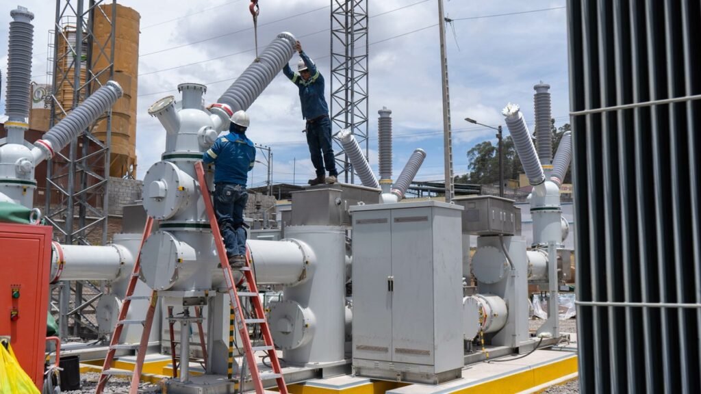 Torres de transmisión eléctrica de alta tensión en trazado andino