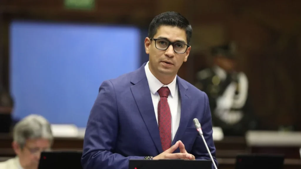 Jaime Estrada Bonilla durante una comparecencia pública