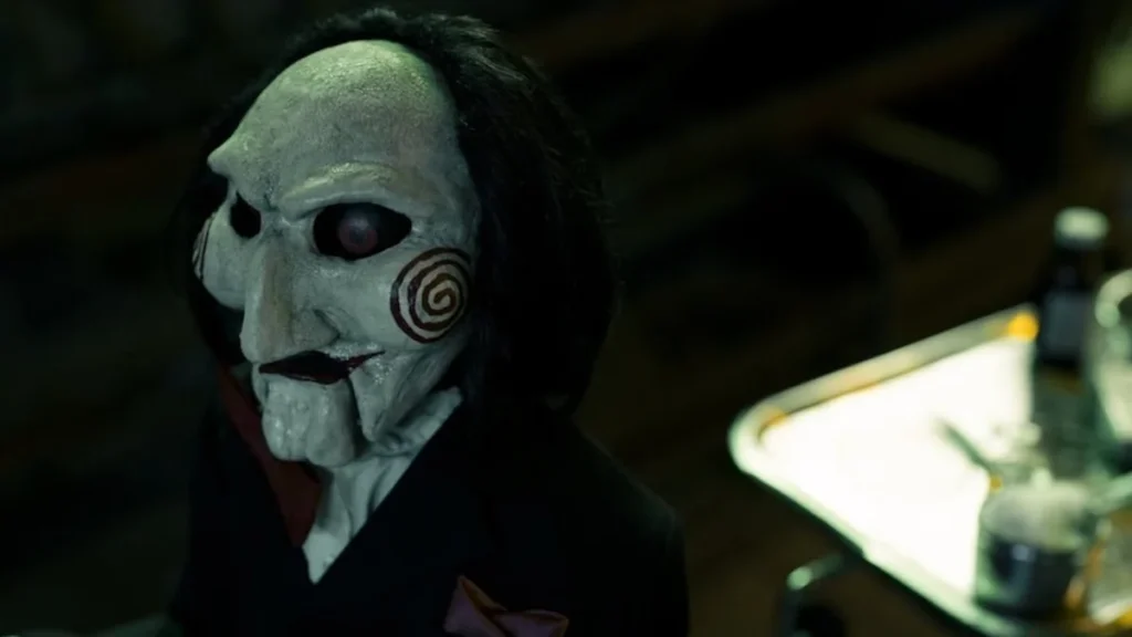 Iconografía de terror de la saga Saw y máscara de cerdo en set de filmación
