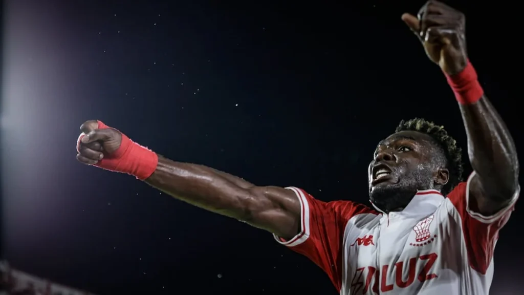 Jordy Caicedo celebrando con la camiseta de Huracán en la Liga Argentina