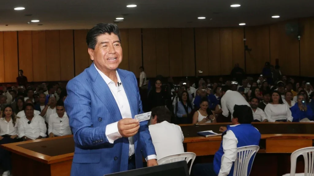 Jorge Yunda gesticulando durante un acto público y político en el centro de Quito