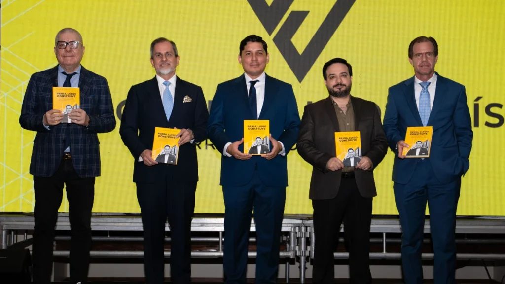 Presentación del libro Piensa, luego construye en Guayaquil
