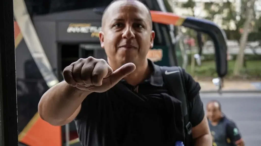 Juan Pablo Buch dirigiendo en la zona tecnica de la LigaPro