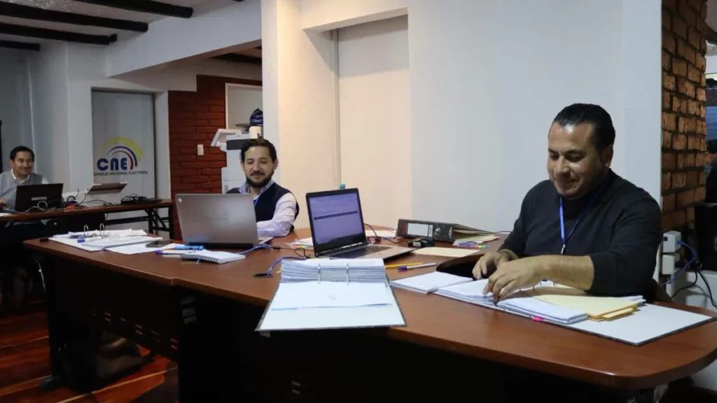 Sesión de la Junta Electoral de Azuay candidato a alcalde revisando expedientes legales