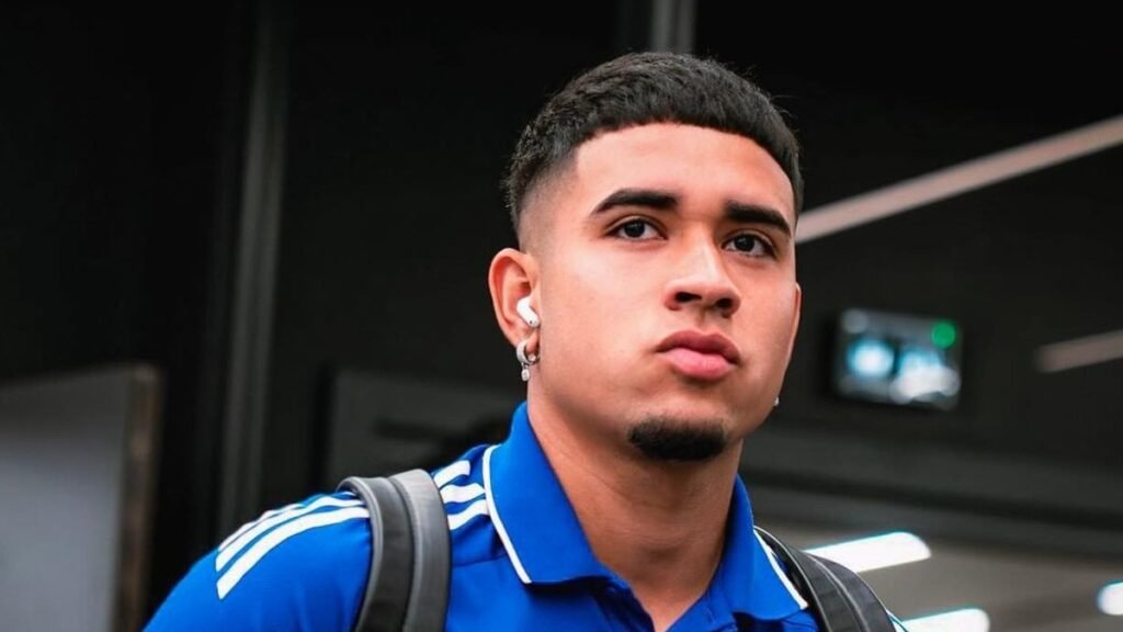 El futbolista ecuatoriano Kendry Páez con indumentaria oficial de entrenamiento