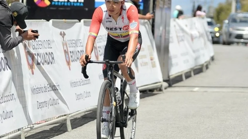 Kevin Navas celebra la victoria en la etapa reina de la Vuelta al Ecuador 2026