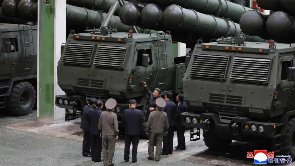 Kim Jong-un inspecciona fábricas de armas en Corea del Norte