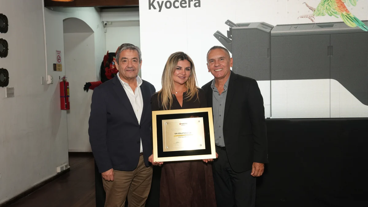 Directivos de KM Solutions reciben el galardón Partner Gold de Kyocera en ceremonia oficial