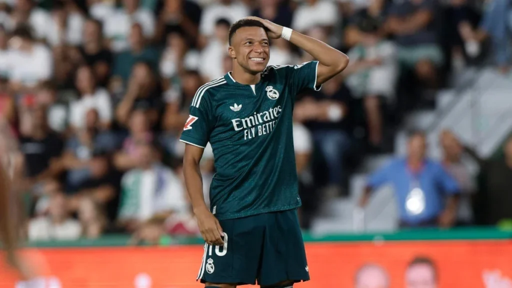 Kylian Mbappé celebrando una anotación con la camiseta del Real Madrid