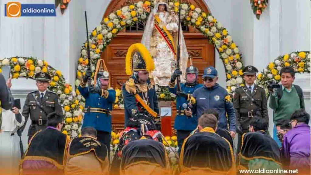 Desfile tradicional de la Mama Negra en las calles céntricas de Latacunga