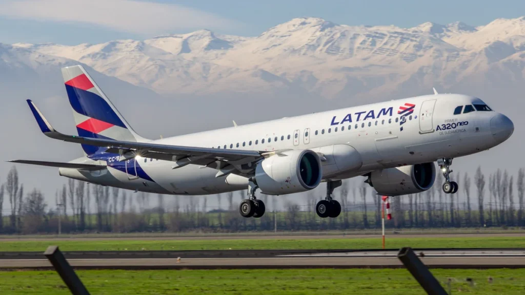 Avión de LATAM despega con montañas nevadas al fondo