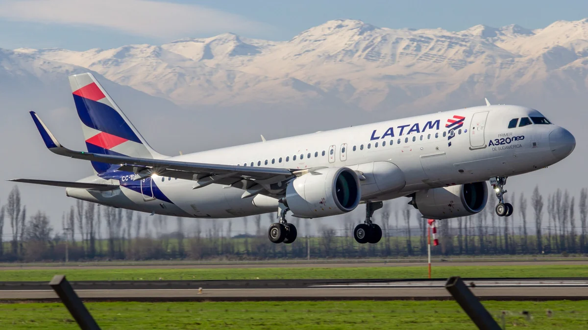 Avión de LATAM despega con montañas nevadas al fondo