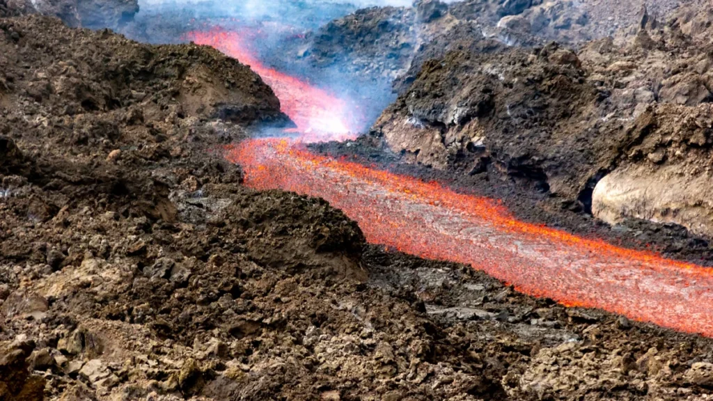 Erupción del volcán Tajogaite en La Palma con emisión de cenizas y lava