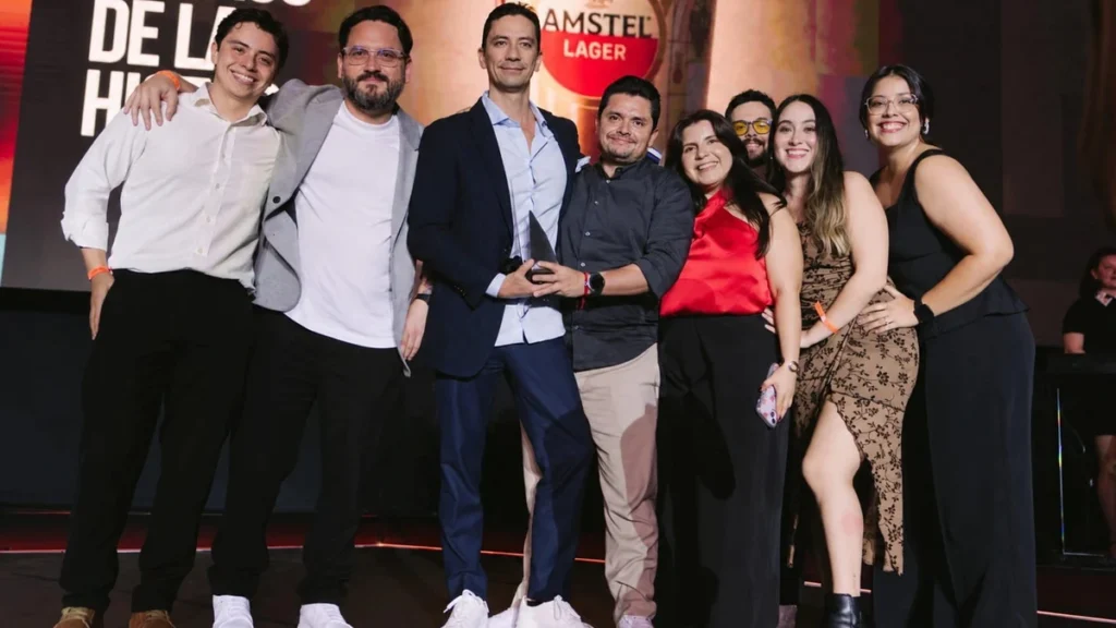 Equipo de Leo Ecuador y Publicis Groupe celebra el premio Plata en los LUX Awards 2026 junto al trofeo
