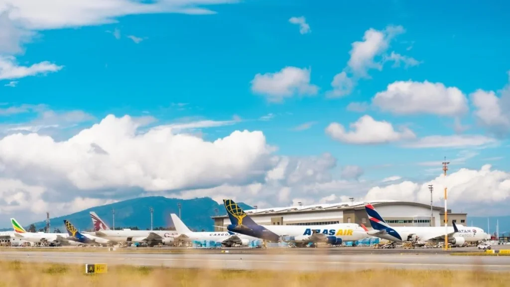 Avión comercial en pista de aterrizaje de aeropuerto en Ecuador