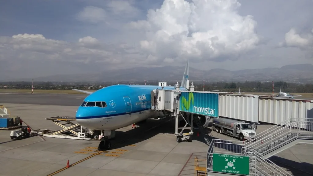 Aeronave comercial en pista tras la aprobación de la Ley de Aviación Civil
