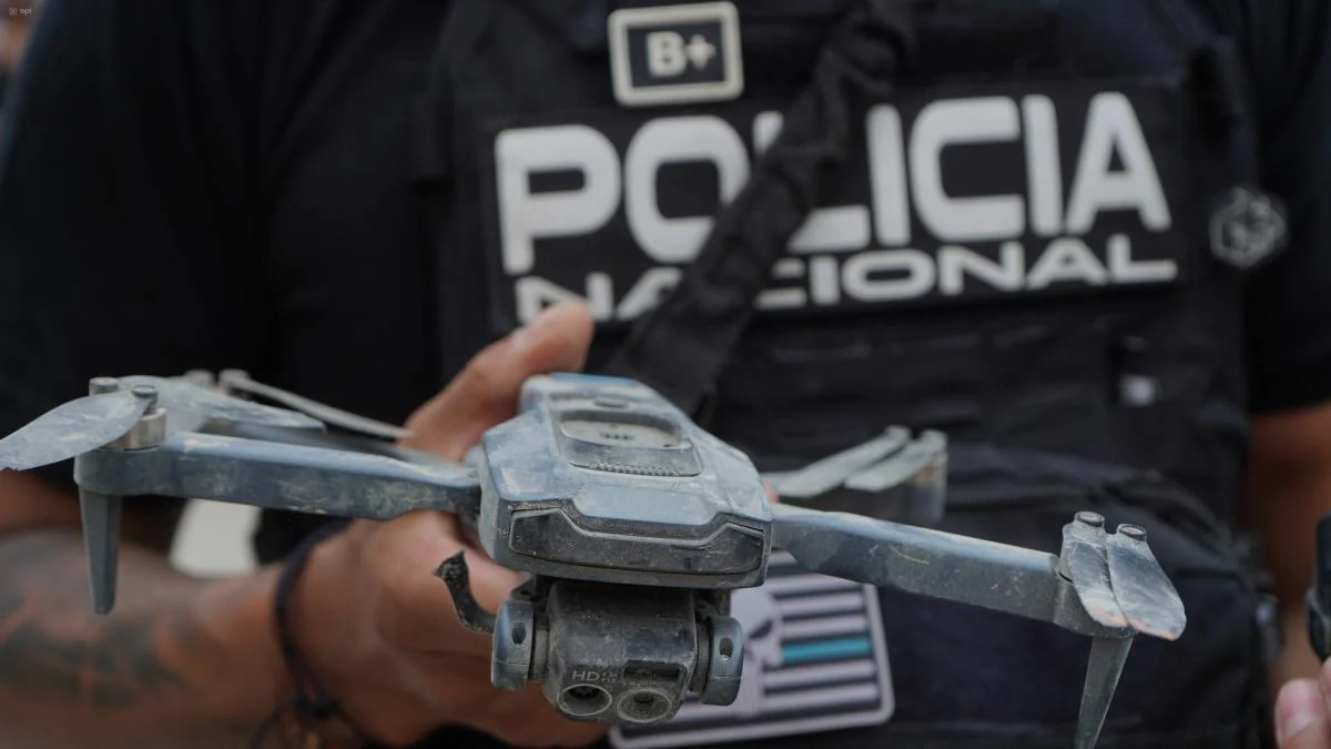 Dron profesional sobrevolando espacio aéreo regulado bajo la nueva Ley de Aviación Civil
