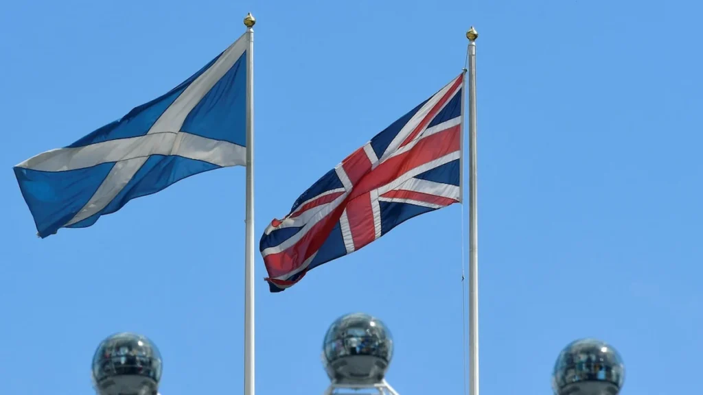 Banderas de Escocia, Gales e Irlanda del Norte flameando juntas en una cumbre política regional