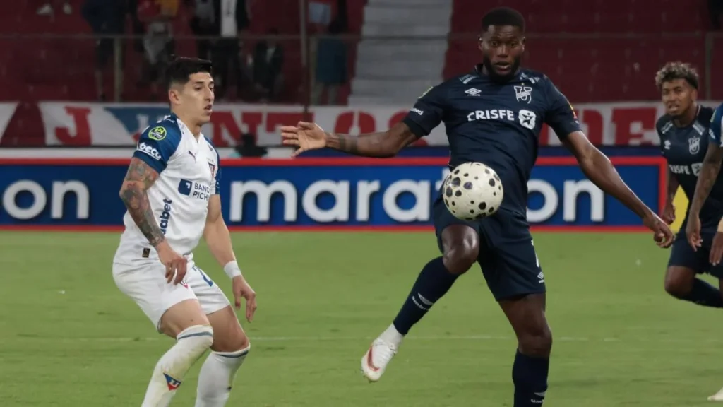 Disputa del balón entre Liga de Quito y Universidad Católica en LigaPro