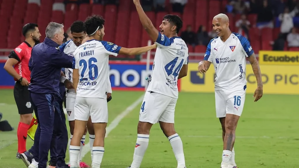 Fachada y graderíos del estadio Rodrigo Paz Delgado en Quito